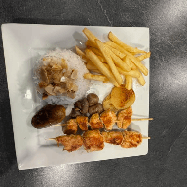 Assiette de grillades avec riz basmatique